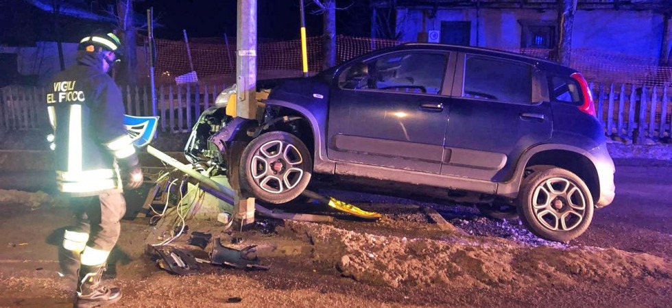 Perde il controllo dell'auto e si schianta contro un semaforo: ferito un uomo